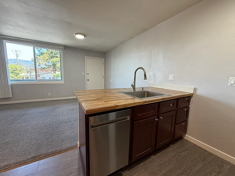 Tahoe Terrace Apartments — Photo 4