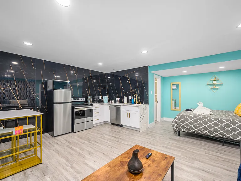 1118 Banks St #9 — Photo 12