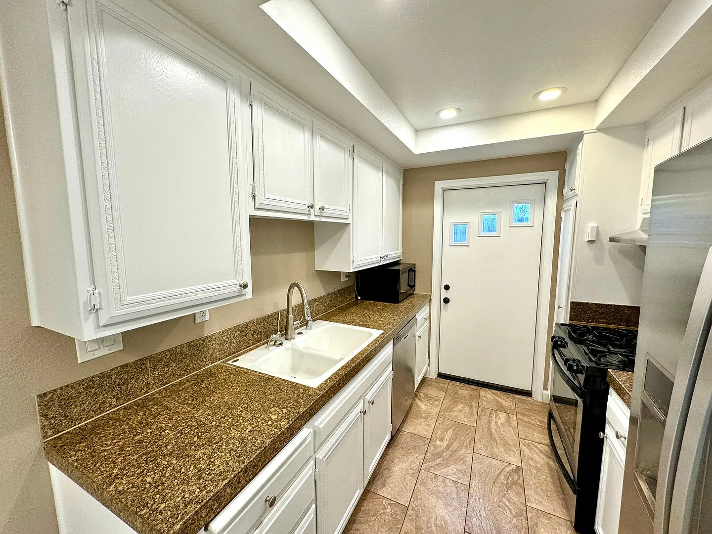 Sd: 3bd/2ba Home In Escondido W/ Private Pool, Gazebo & 2-Car Garage! — Photo 4