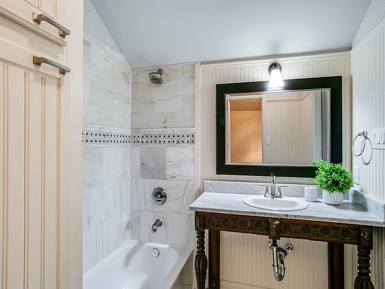610 E Texas St — Photo 16