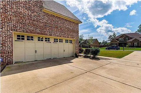 5 bed, 3767 sqft, $3,075 — Photo 2