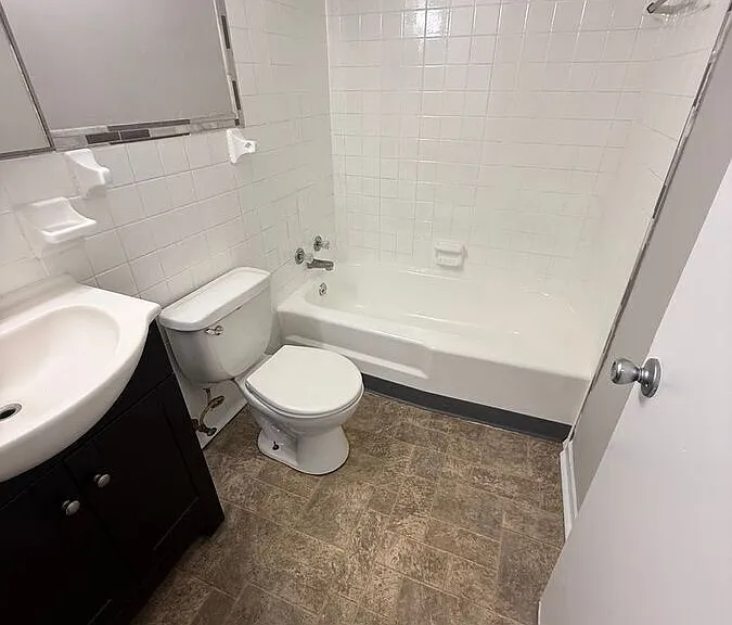 208 Lakeshore Dr #5 — Photo 3