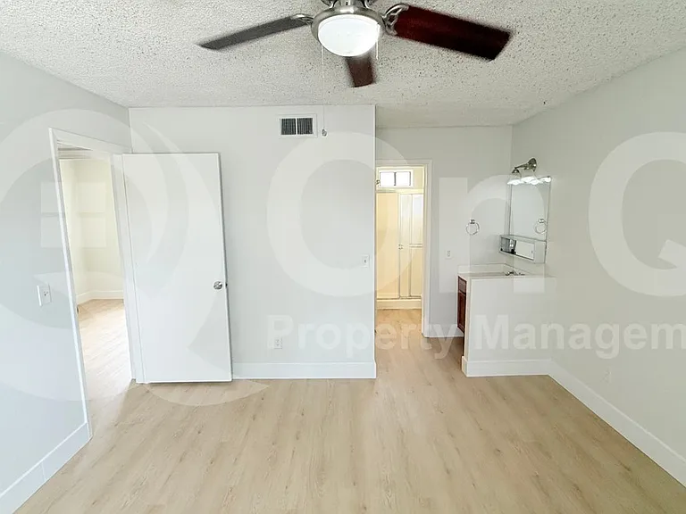 912 N Revere #202 — Photo 5