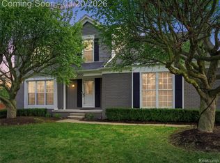 2000 Stonington Ct, Rochester Hills, MI 48306