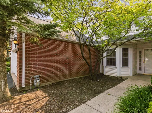 108 Meadowbrook Ln, Lake Bluff, IL 60044