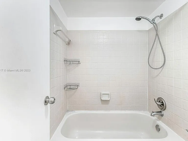 911 Twin Lakes Dr #3-N — Photo 30