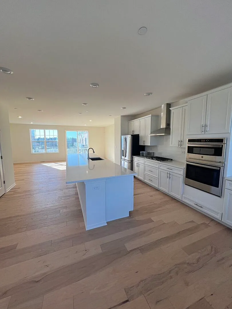 3 bed, 4.0 bath, 2242 sqft, $3,750 — Photo 3