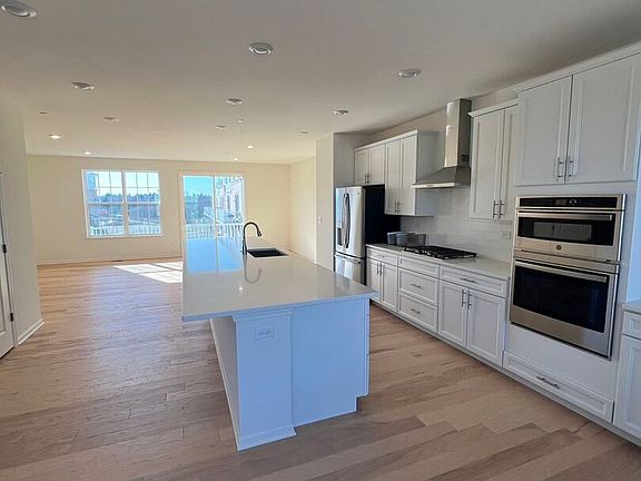 3rd image of 2925 Showplace Dr