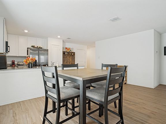 4th image of 310 Mahogany Ln