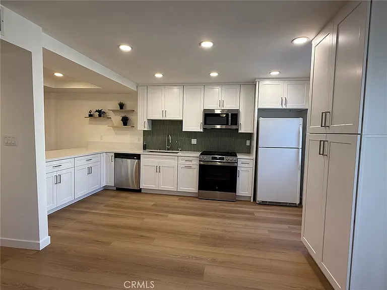 1137 N Maryland Ave #5 — Photo 6