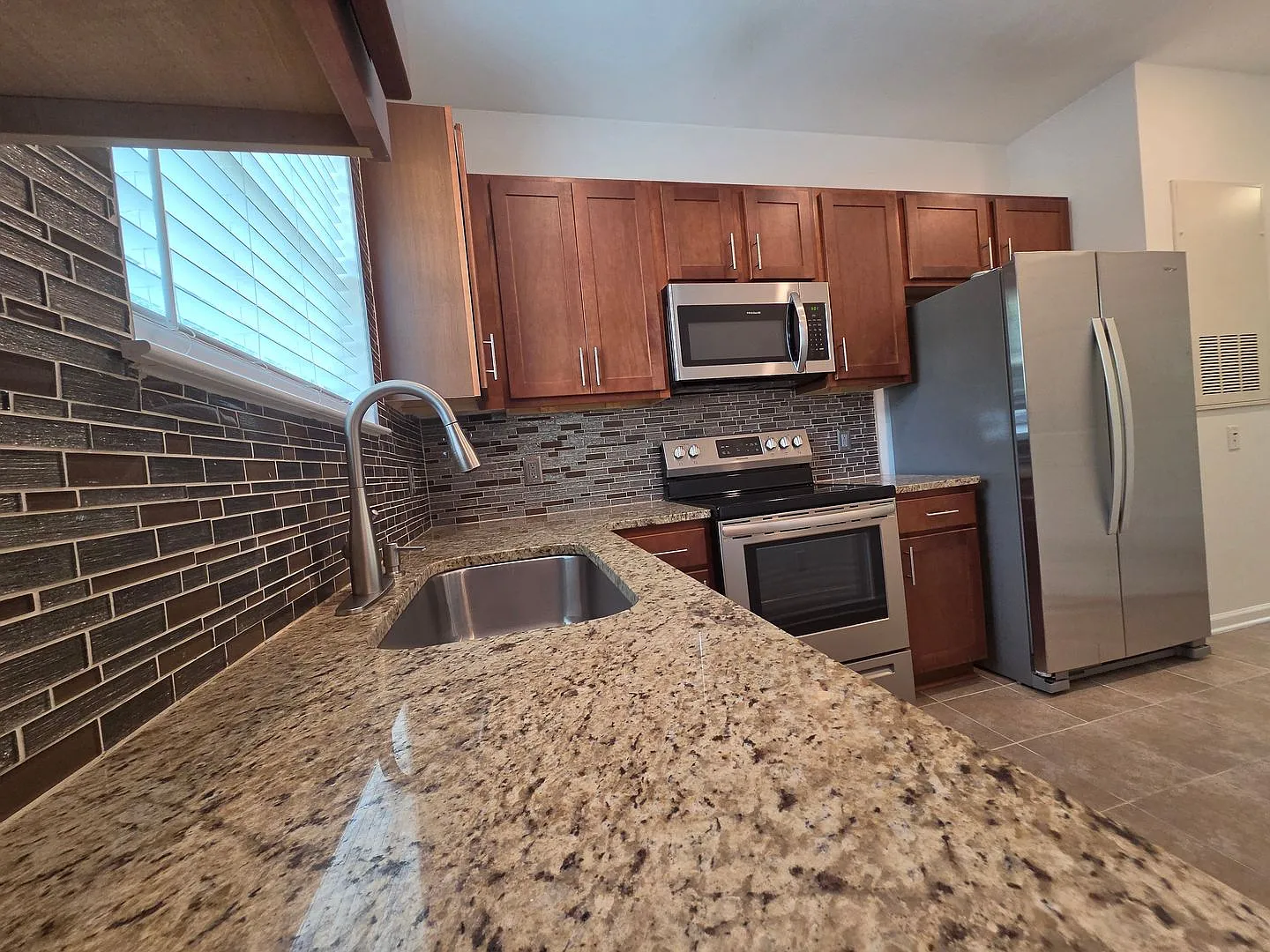 Beautiful 1 Bed/1 Bath Condo - Open Floor Plan - Large Kitchen - Covered Balcony - Community Pool... — Photo 2