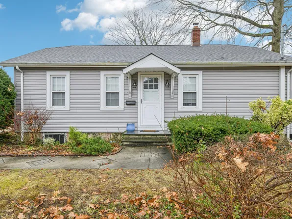 52 Mc Cue Lane, Babylon, NY 11702