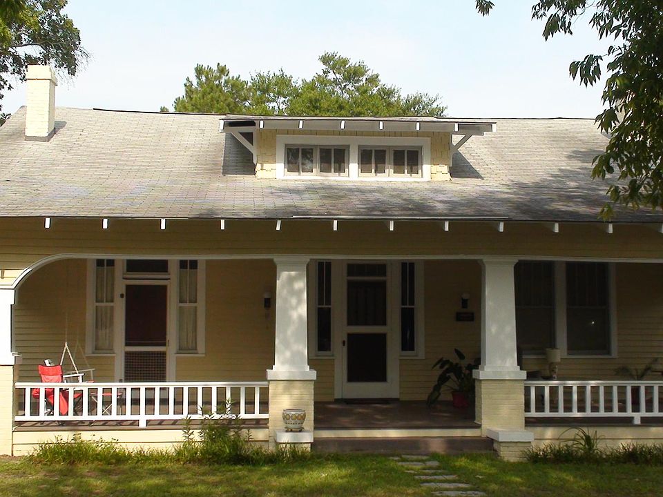 Middle Door and double window and porch to Unit B