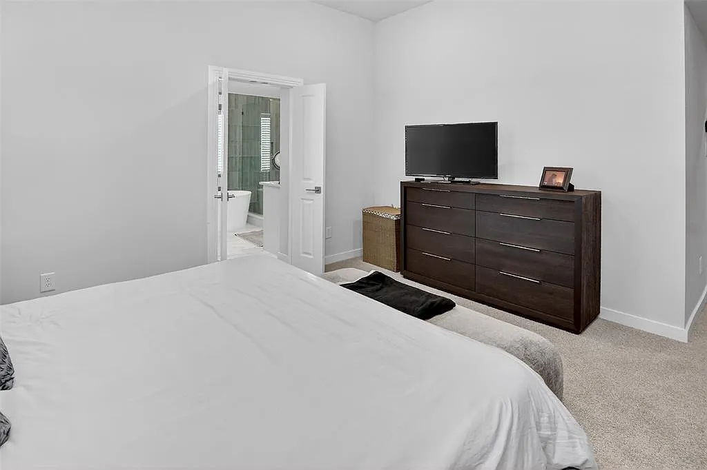 4 bed, 2304 sqft, $3,500 — Photo 3