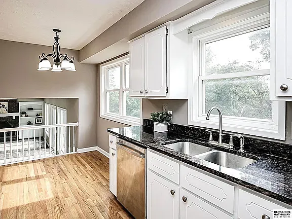4 bed, 2.5 bath, 2280 sqft, $2,500 — Photo 2