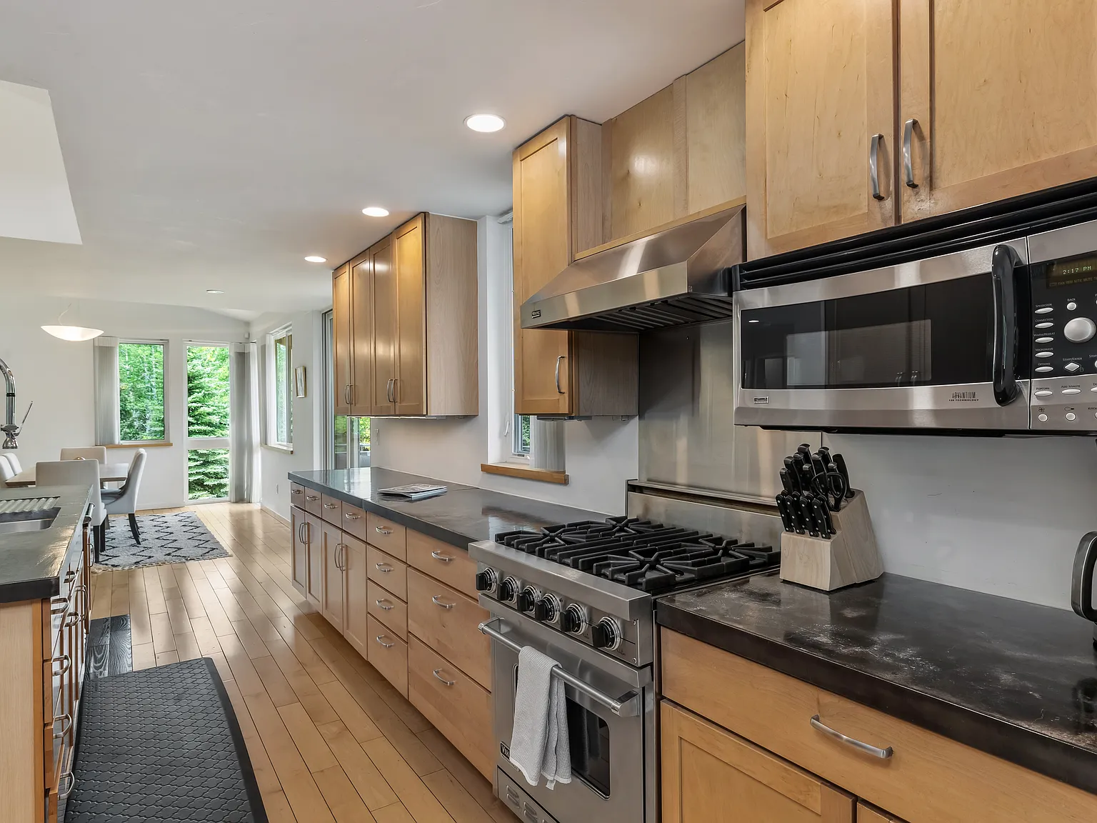 4 bed, 3139 sqft, $8,000 — Photo 3