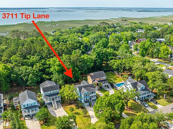 Neighborhood backs up to Copahee Sound, near boat and kayak launches