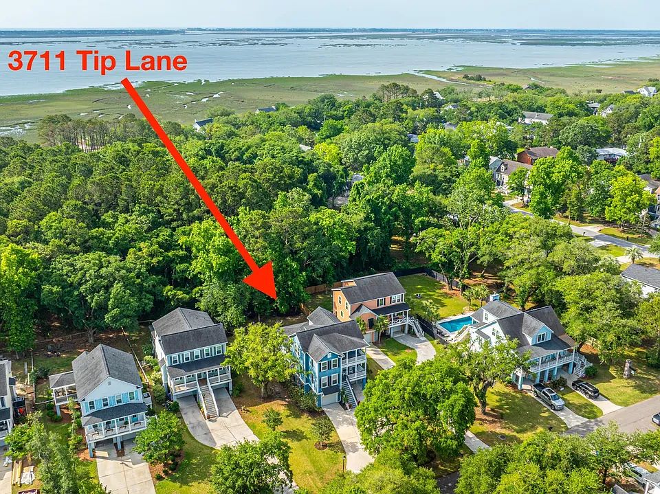 Neighborhood backs up to Copahee Sound, near boat and kayak launches