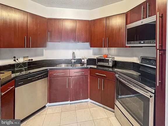 4th image of 2020 Walnut St APT 29K