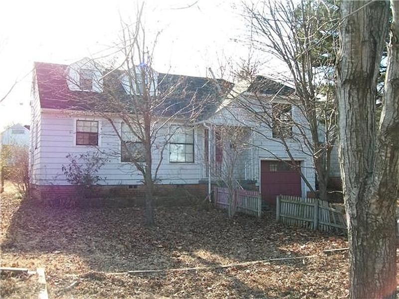 2nd image of 3912 Macarthur Dr