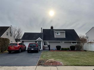 38 Comet Ln, Levittown, NY 11756