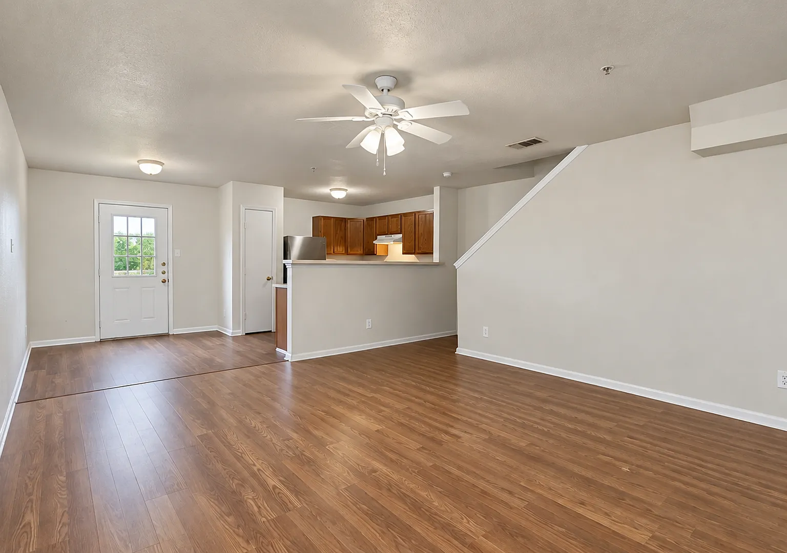 3 Bedroom Townhome with Large Backyard and Garage — Photo 3