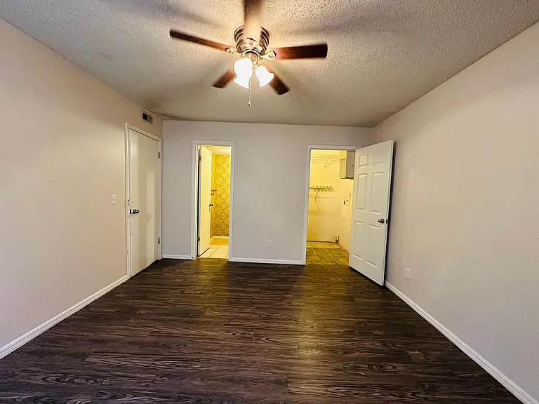 6034 Nw Expy #B — Photo 16