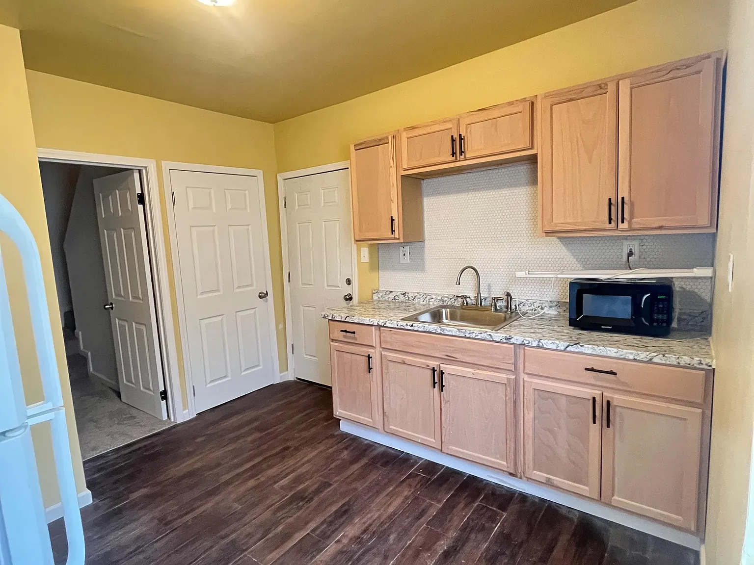3 bed, 1.0 bath, 910 sqft, $4,547 — Photo 3
