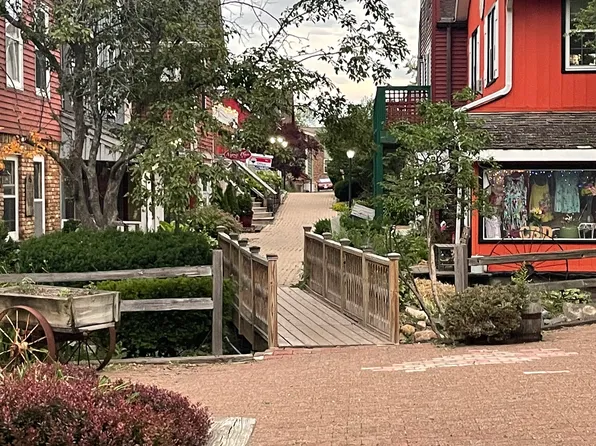 8660 S Market Pl #A, Oak Creek, WI 53154