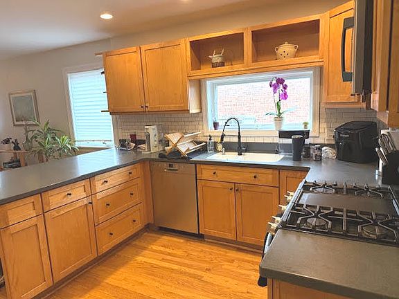2nd image of 556 Barton Ave #1