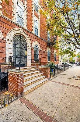 Rented by SERHANT. | media 11