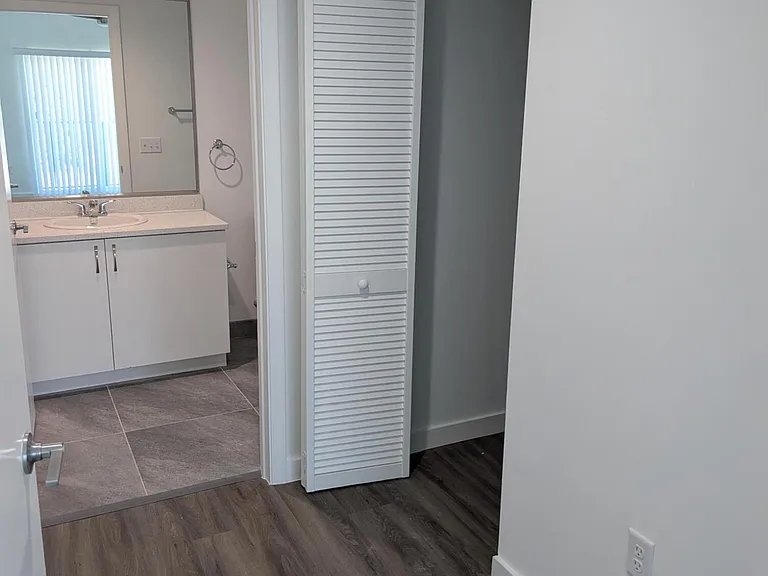 2202 N Tamarind Ave #303 — Photo 7