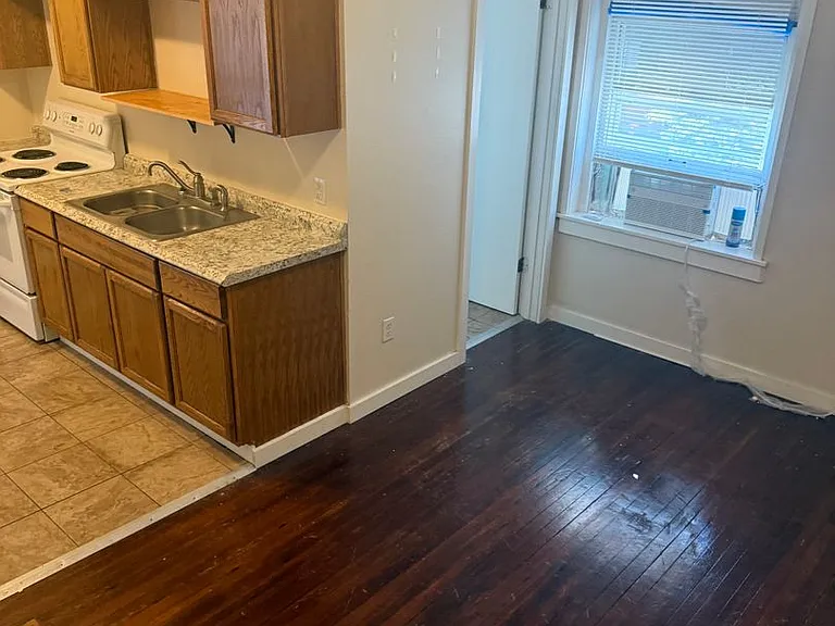 112 E Franklin St — Photo 3