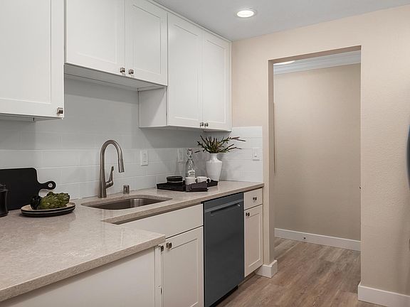 5th image of 10104 NE 60th St APT 112
