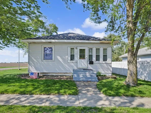 518 W Harrison St, Villa Grove, IL 61956