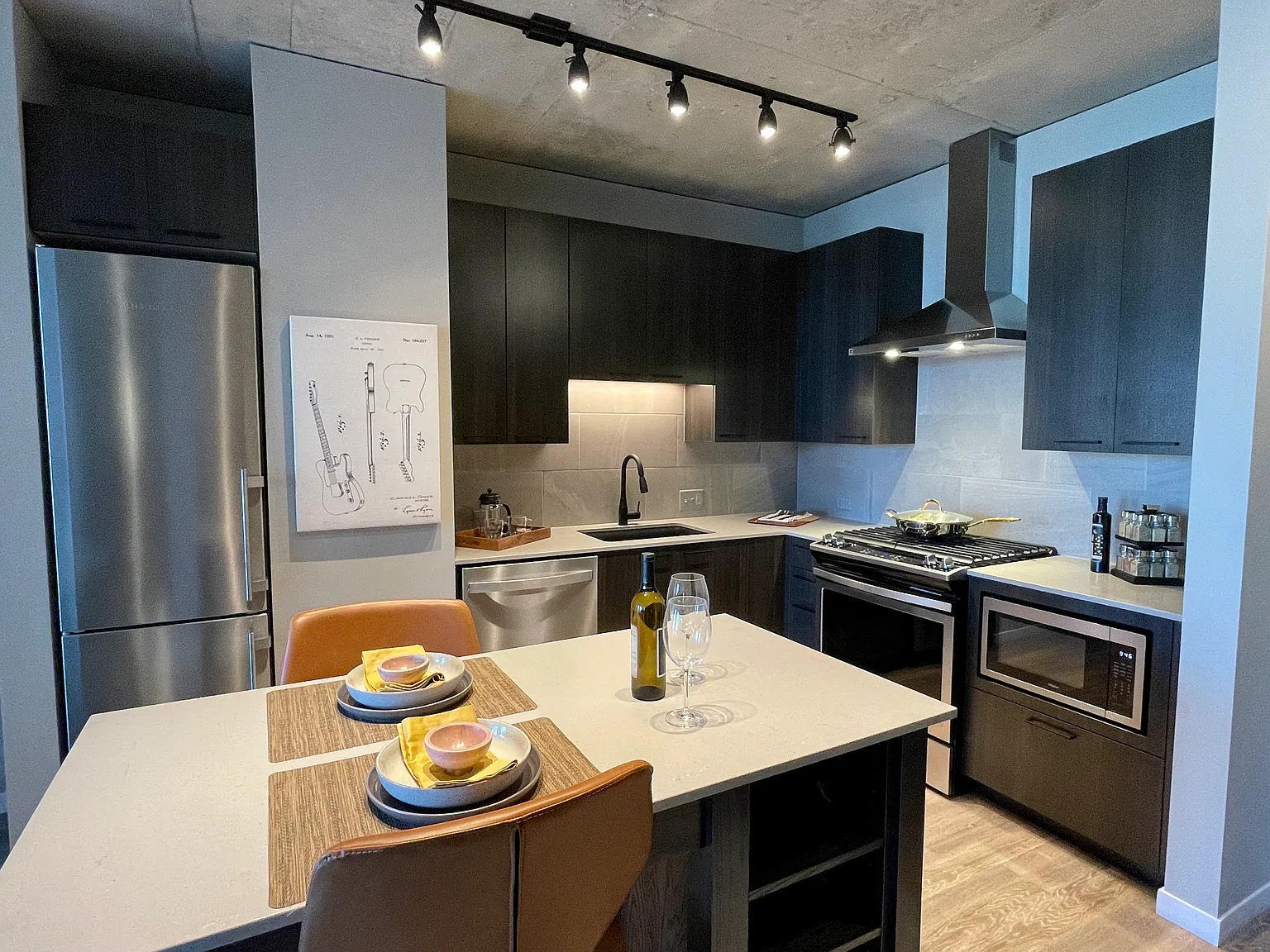 1 bed, 702 sqft, $2,720 — Photo 2