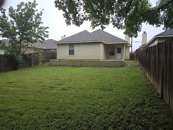 Back of House Large yard and covered patio area