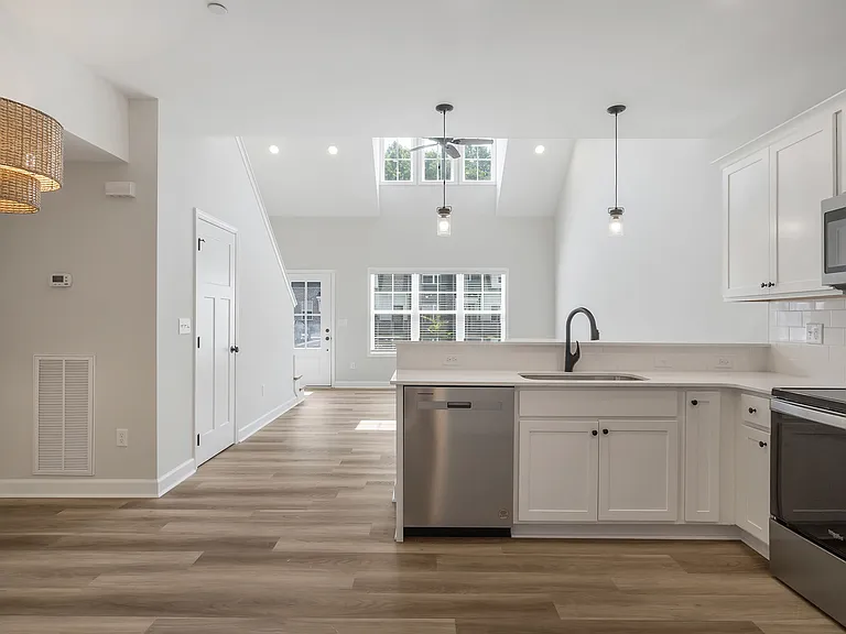 1150 England Dr — Photo 6