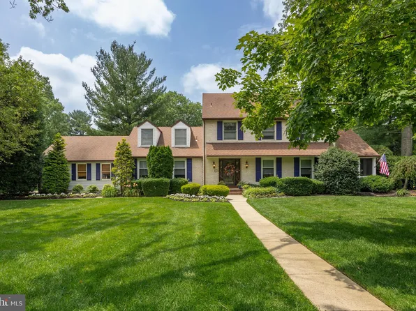 107 N Riding Dr, Moorestown, NJ 08057