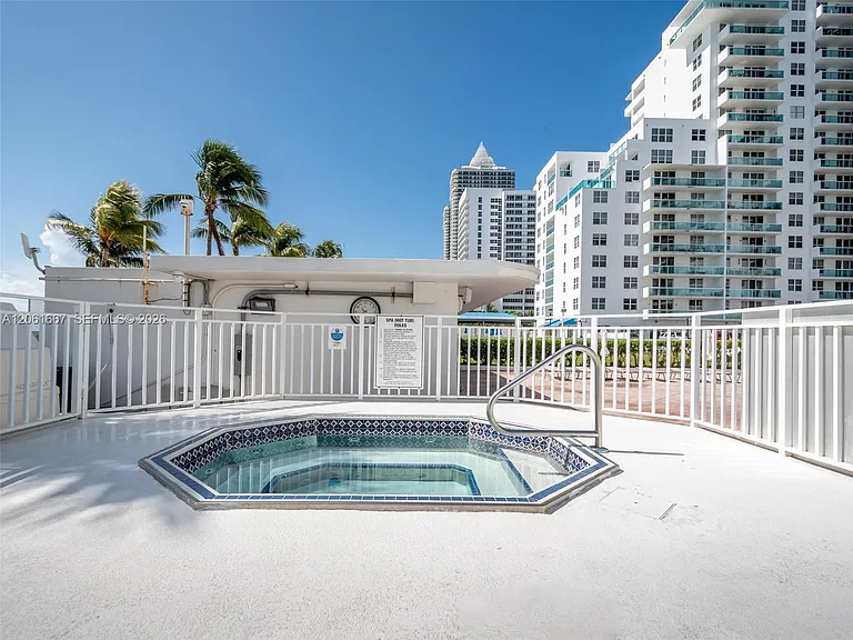 5005 Collins Ave #1506 — Photo 28