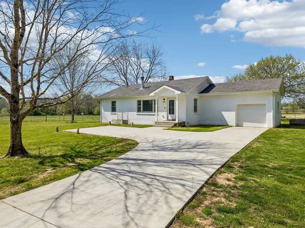 570 W Piney Rd, Dickson, TN 37055