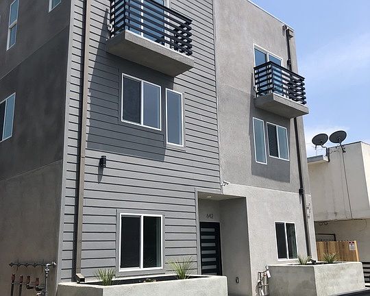 2nd image of 644 N Manhattan Pl