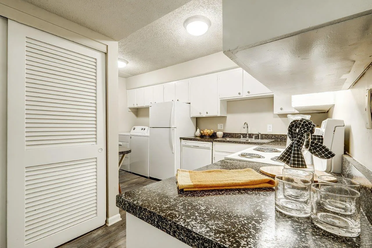 Hickory Creek Apartment and Townhomes — Photo 3