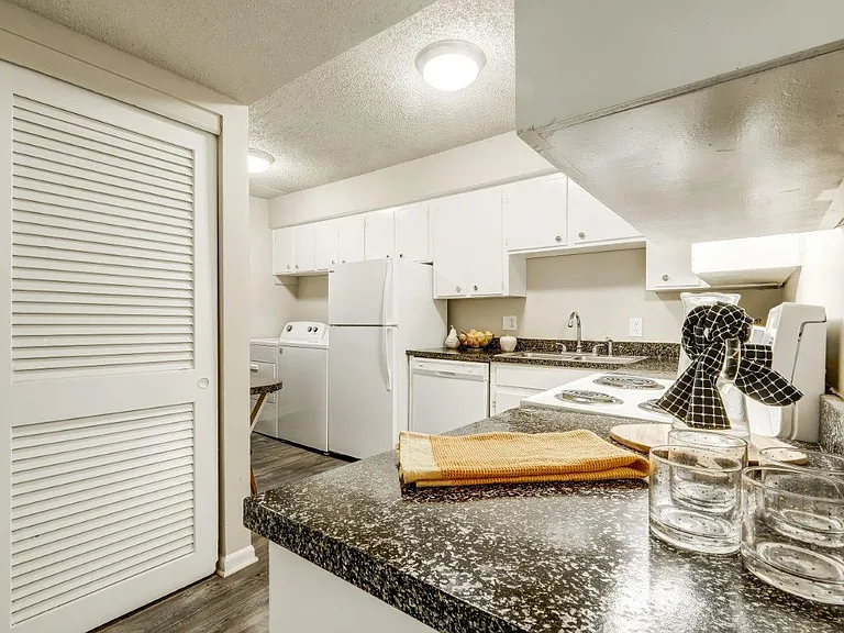 Hickory Creek Apartment and Townhomes — Photo 3