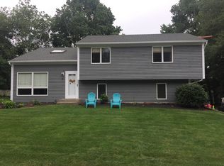 8 Linden Rd, Narragansett, RI 02882