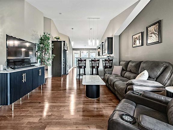 4th image of 130 S Riverside Cres NW