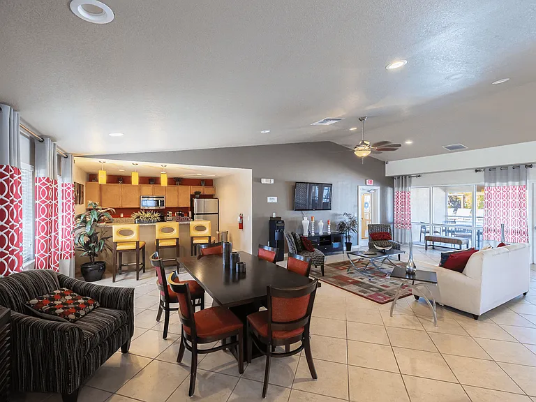 Shoreline Pointe Apartments — Photo 16