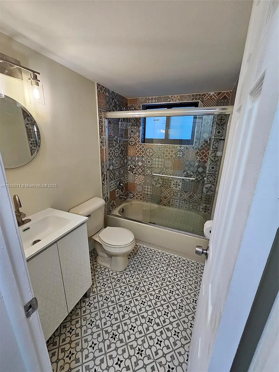 Building Photo - 46 NW 35th St #2
