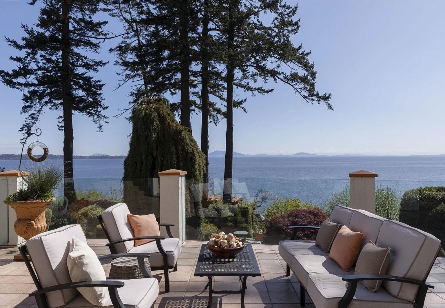 6 bed, 7000 sqft, $9,800 — Photo 1