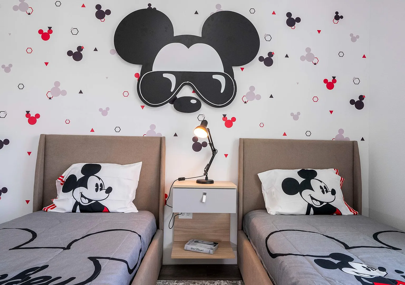 Contemporary 4BR Getaway, Minutes from Disney — Photo 4